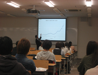 写真・関西大学での講演