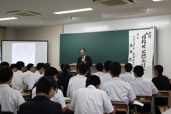 写真（熊本商業高校での講演１）