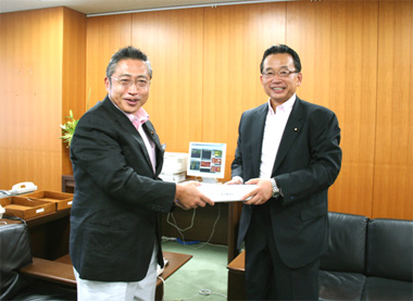Minister Watanabe took over the post from former Minister Yamamoto (August 28)
