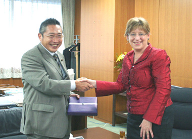 Minister Watanabe had a meeting with Ms. Lianne Dalziel, Minister of Commerce of New Zealand(September 28)