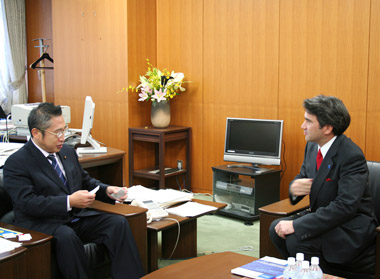 Minister Watanabe had a meeting with Mr. Charles Lake, President of ACCJ (October 31)