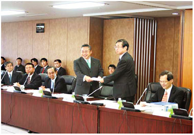 Minister Watanabe received the report by the first Subcommittee of the Sectional Committee on Financial System of the Financial System Council. (December 18)