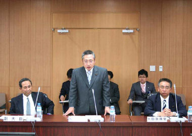 Minister Watanabe made an address at the meeting of the Director-General of the Local Finance Bureau(April 22)