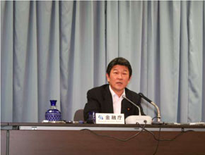 photo (Minister Motegi at a press conference after the inaugural cabinet meeting)