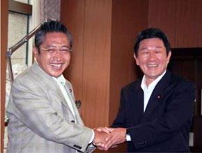 photo (Minister Motegi taking over from his predecessor, Mr. Watanabe)