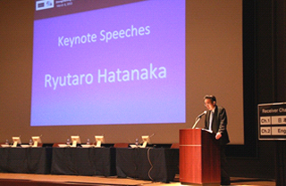 写真(基調講演 畑中金融庁長官)