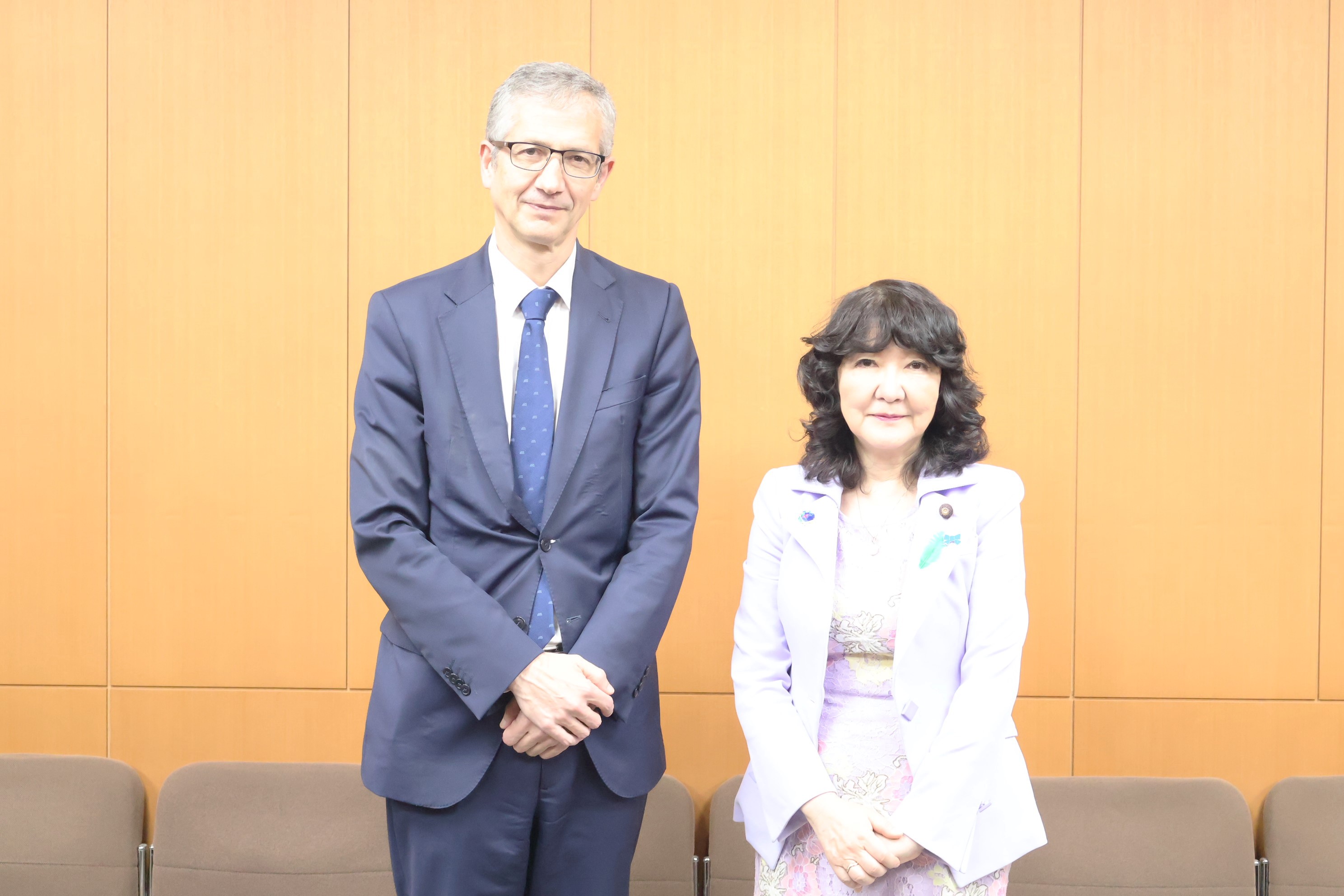 photo (Minister KATAYAMA meets Mr. Hernández de Cos, General Manager of the BIS)