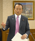 11月11日　金融・資本市場活性化有識者会合にて挨拶する麻生大臣