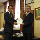 6月12日 伊藤幹事から麻生大臣へ「金融・資本市場活性化に向けて重点的に取り組むべき事項(提言)」を手交