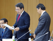 3月3日 第34回金融審議会総会・第22回金融分科会合同会合にて諮問内容を読み上げる赤澤副大臣