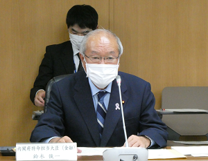 中小企業等の金融の円滑化に関する意見交換会で挨拶する鈴木大臣