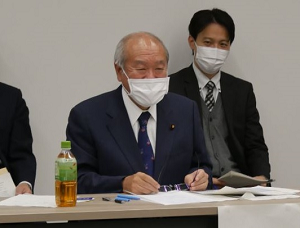 車座対話をする鈴木大臣