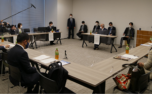 車座対話をする鈴木大臣を参加者側から見た写真