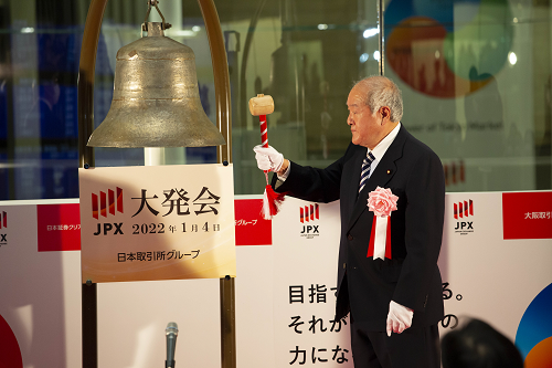 打鐘する鈴木大臣