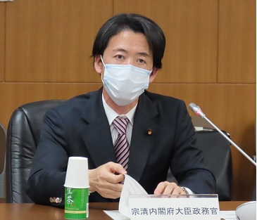 挨拶をする宗清政務官