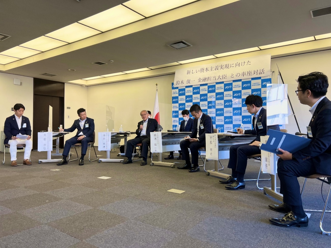 車座対話をする鈴木大臣