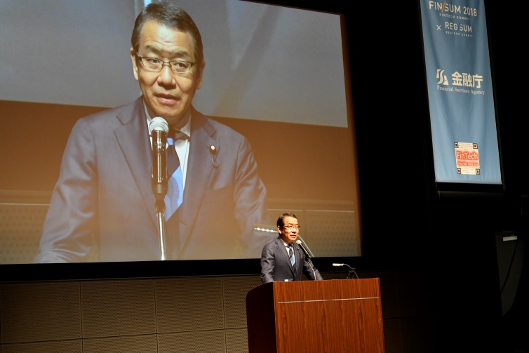 開会の挨拶をされる越智隆雄内閣府副大臣